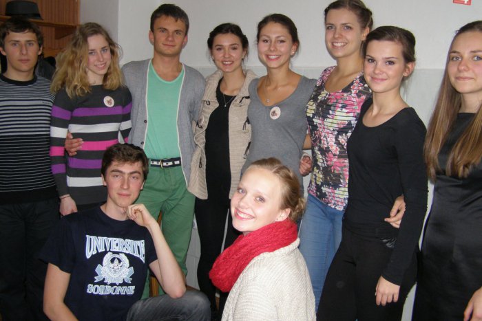 Ilustračný obrázok k článku DIVBILINKY  získali na celoslovenskej súťaži dve ocenenia. Porote sa páčil výkon hercov aj kostýmy