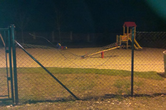 Ilustračný obrázok k článku Čakal na nich smutný pohľad: Ihrisko v Šali ešte ani nedokončili a už zaútočili vandali!