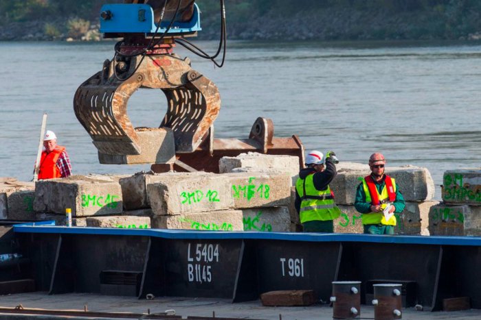 Ilustračný obrázok k článku Pád, bomby a nové termíny: Od prestavby Starého mosta uplynul rok, čo sa podarilo a čo naopak nie?