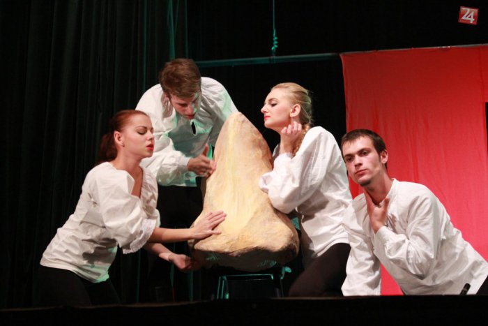 Ilustračný obrázok k článku Sviatok kultúry vo Svite: Divadelná tehlička privítala 203 hercov