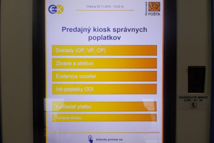 Ilustračný obrázok k článku Otravovalo vás kupovať papierové kolky iba na pošte? Po novom ich môžete zaplatiť aj platobnou kartou na úrade