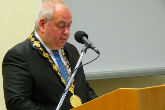 Ilustračný obrázok k článku Starý starosta, starý plat. Vladimír Bajan zložil sľub. Viete koľko bude aj naďalej zarábať?