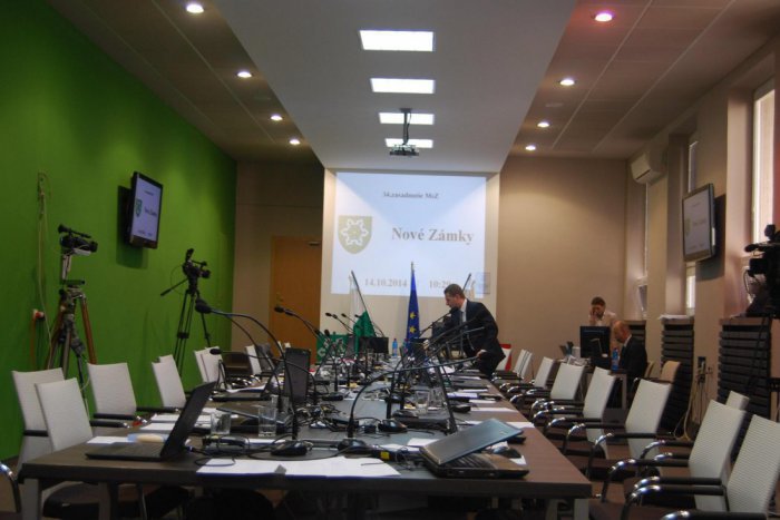 Ilustračný obrázok k článku Novozvolení poslanci o svojich plánoch: Vyspovedali sme 5 tvári novozámockého zastupiteľstva