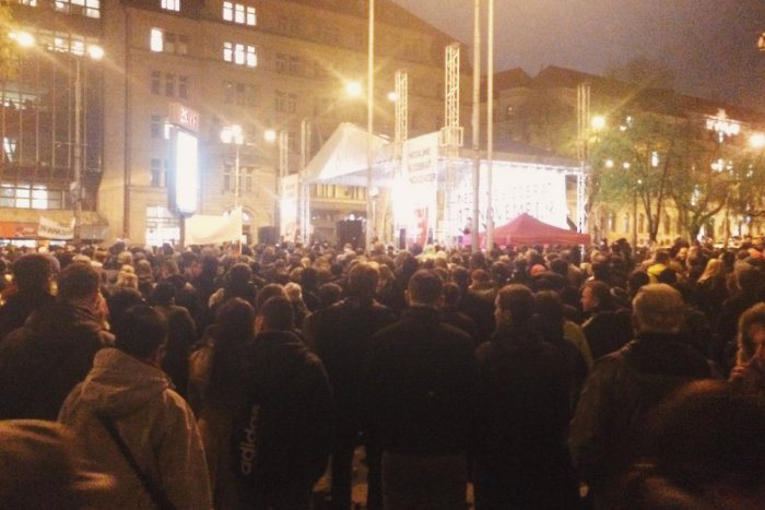 Ilustračný obrázok k článku Zlatý kliniec protestu na Námestí SNP: Anton Srholec úprimne a otvorene o demokracii na Slovensku