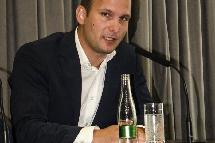 Ilustračný obrázok k článku Výsledky komunálnych volieb v Starom Meste Grendel nenapadne. Vraj nie je zástancom hesla "možno motyka vystrelí"