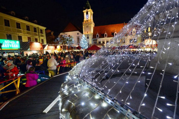 Ilustračný obrázok k článku Vianočné trhy v netradičnom priestore. Na terase Pod Pyramídou Slovenského rozhlasu otvárajú jedinečné trhy