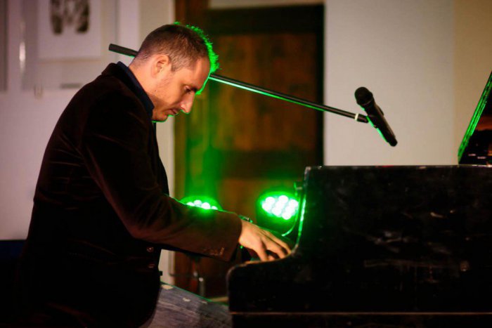 Ilustračný obrázok k článku POZVÁNKA: Vianočný koncert klaviristu Jozefa Hollého so skupinou