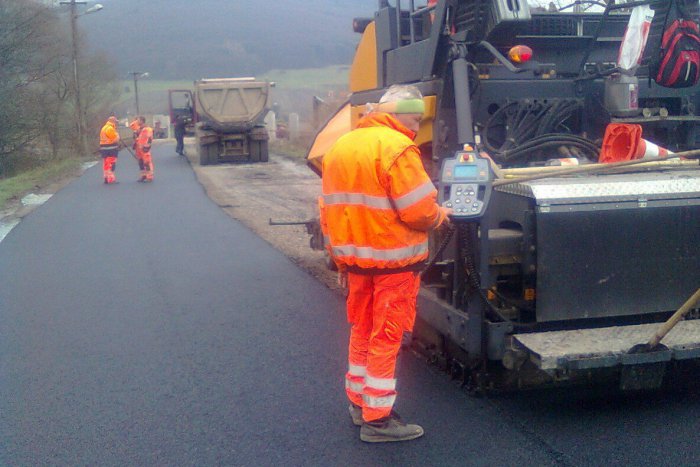 Ilustračný obrázok k článku Nákladiaky počas výstavby R2 poškodili cestu... Pre vodičov je tu však dobrá správa! FOTO