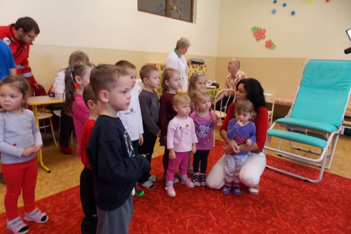 Ilustračný obrázok k článku Z nápadu riaditeľky vznikla super akcia: Trieda sa zmenila na ambulanciu, učiteľka za premiéru žala potlesk