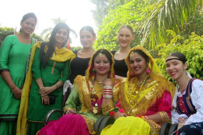 Ilustračný obrázok k článku Prešovskí folkloristi sa ocitli v poriadnej exotike: V Indii ich osobne prijal guru a strhli pozornosť médií!