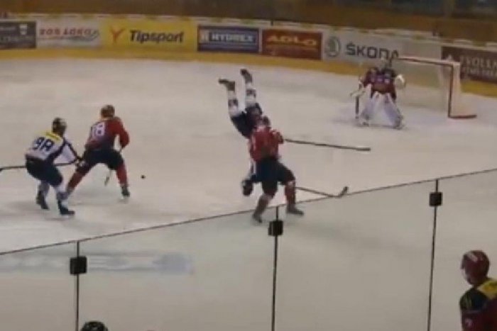 Ilustračný obrázok k článku Efektný zákrok hokejového obrancu: Ukážkový bodyček na košického hráča obletel svet!
