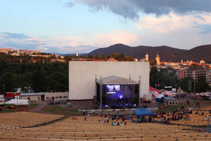 Ilustračný obrázok k článku Bystrický amfík zaplnili takmer dve tisícky ľudí: Pod holým nebom znel úchvatný standing ovation