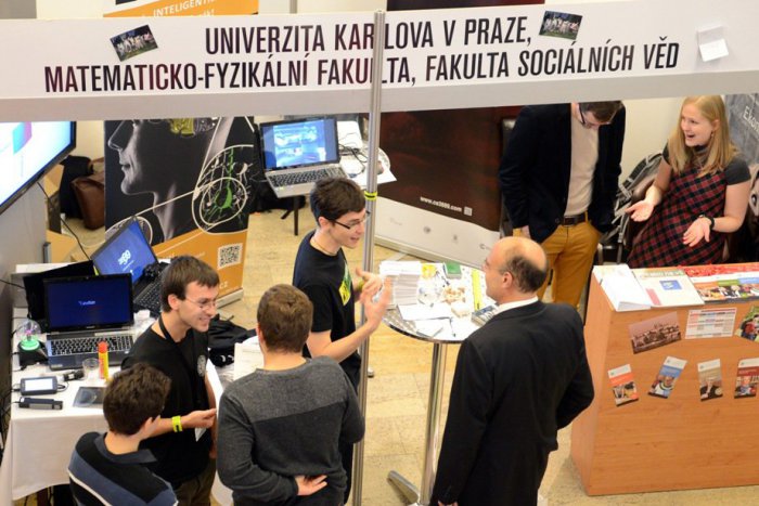 Ilustračný obrázok k článku Slovenskí študenti čoraz viac odchádzajú na výšky do Česka: Pre Slovensko to môže mať vážne dopady!