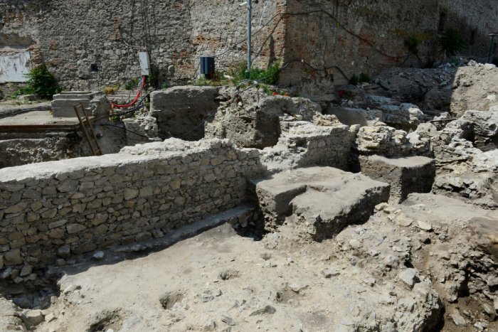 Ilustračný obrázok k článku Ľudia si garáže v areáli Bratislavského hradu neželajú. Archeologické náleziská by mali ostať podľa pamiatkarov chránené