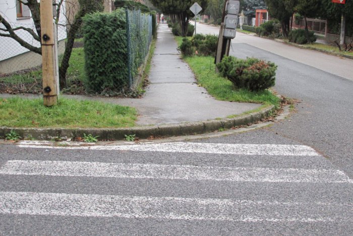 Ilustračný obrázok k článku Zebry na zlatomoraveckých priechodoch veľa nevydržia: Veľmi rýchlo blednú, v čom je problém?