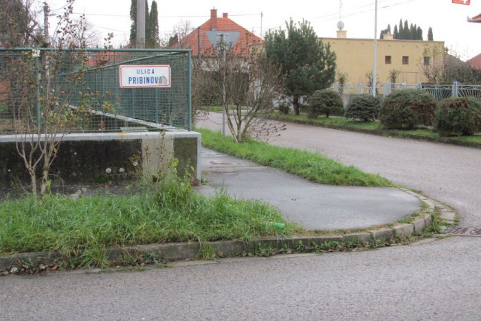 Ilustračný obrázok k článku Problém majú dôchodcovia i mamičky s kočíkmi: Ľudia sú rozhorčení, takéto priechody majú na ulici!