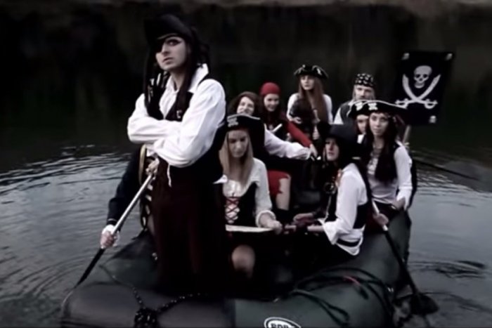 Ilustračný obrázok k článku Kradnutie triednej knihy á la Hollywood: Breznianski študenti nakrútili VIDEO, ktoré vás dostane