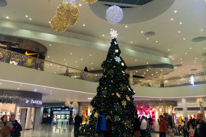 Ilustračný obrázok k článku Bratislavské nákupné centrá v predvianočnej atmosfére: Na čo lákajú chrámy konzumu tento rok?