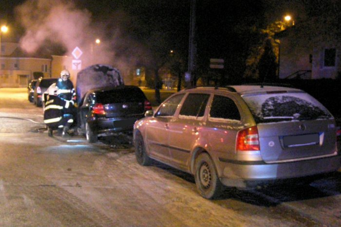 Ilustračný obrázok k článku Niekto podpálil Volvo, plamene spôsobili škodu za desaťtisíce: Polícia hľadá svedkov!