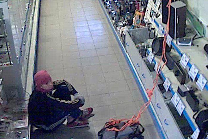 Ilustračný obrázok k článku Kuriózna krádež v nitrianskom elektre: Muž sa do predajne spustil na lane, odniesol si desiatky mobilov!