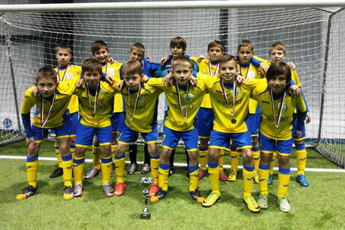 Ilustračný obrázok k článku Chalani z U12-ky sa so sezónou rozlúčili vo veľkom: Advent cup opäť patril Žiarčanom!