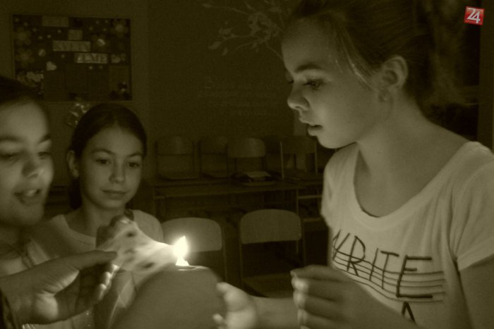 Ilustračný obrázok k článku Aj takto môže vyzerať škola: Žiaci v noci robili tajomné pokusy s ohnivým kruhom!