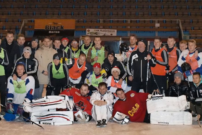 Ilustračný obrázok k článku Futbalisti MFK si na záver sezóny zahrali hokej a vyštverali sa na Čebrať