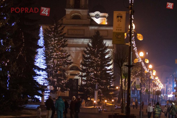 Ilustračný obrázok k článku Vianočnú výzdobu vylepšia školy: Stromčeky s originálnymi ozdobami