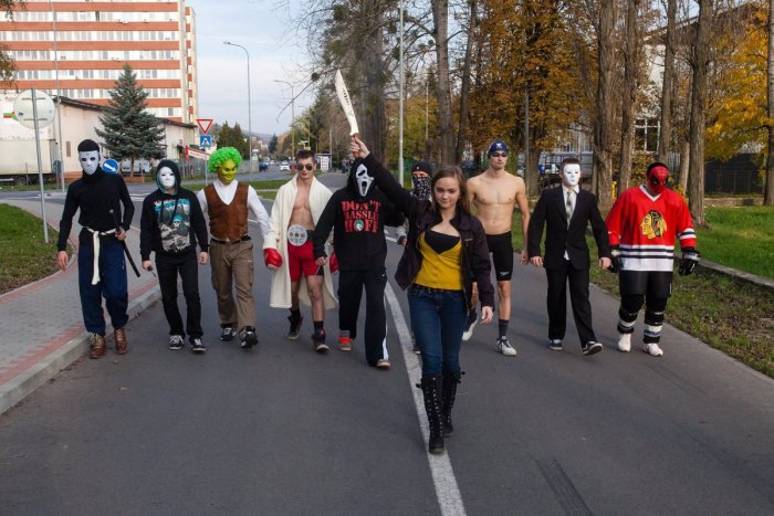 Ilustračný obrázok k článku VIDEO, ktoré vás pobaví: Humenným kráčala skupinka akčných superhrdinov!