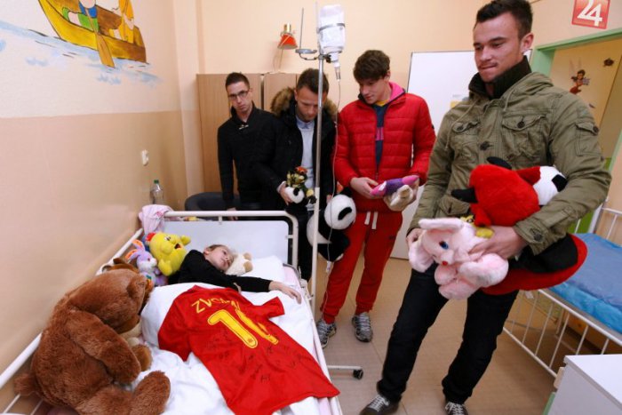 Ilustračný obrázok k článku V nemocnici ste mohli vidieť známe tváre: Zvolenskí futbalisti rozdávali plyšákov