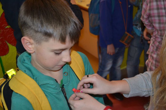 Ilustračný obrázok k článku V Revúcej vytvorili symbol týkajúci sa AIDS: Živá stužka na školskom dvore!