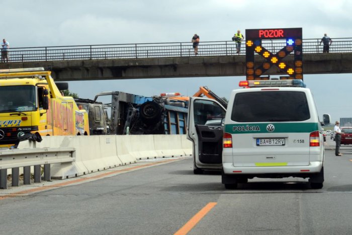Ilustračný obrázok k článku Nehoda na diaľnici D1: Pri Senci sa zrazili dve osobné autá, hasiči zatiaľ hlásia jednu zranenú osobu