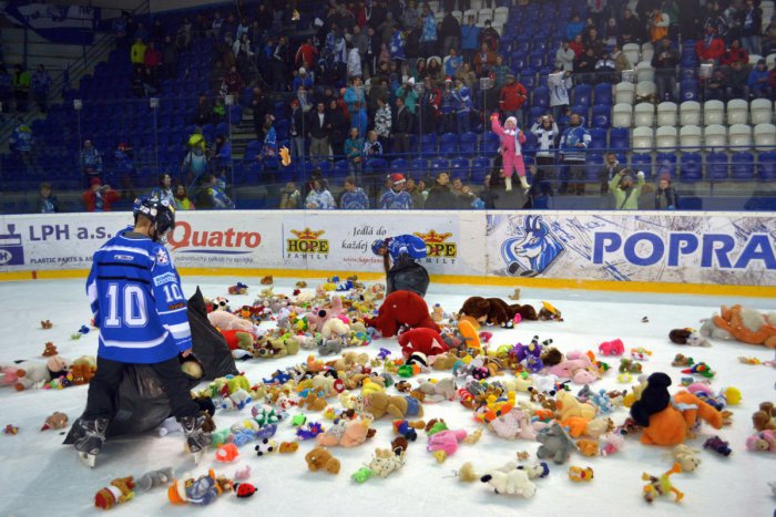 Ilustračný obrázok k článku Počas zápasu so Spišiakmi zahádžu fanúšikovia MHK 32 ľadovú plochu plyšákmi!