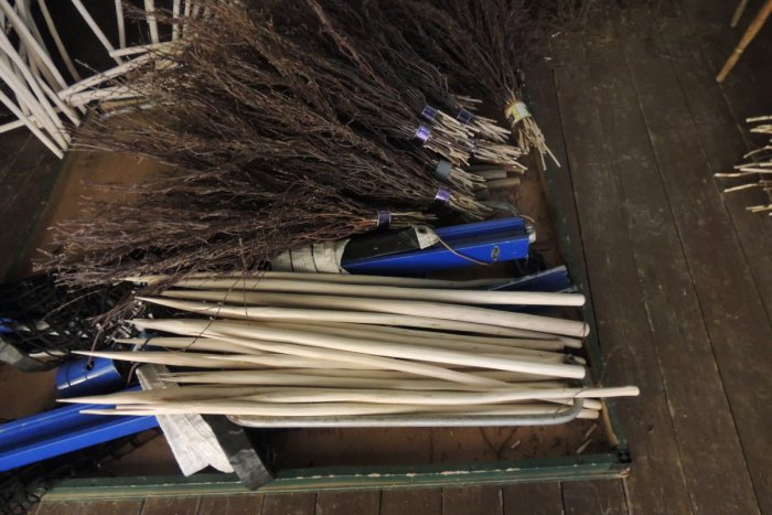 Ilustračný obrázok k článku Originálny nápad starostky: Vďaka brezovým metlám nezostanú ľudia bez práce, ako to funguje?