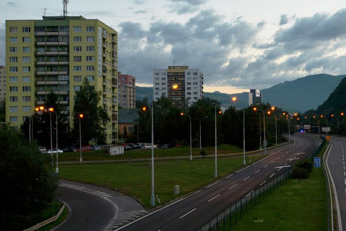 Ilustračný obrázok k článku Časť Banskej Bystrice sa onedlho ponorí do tmy: Zhasne Hodinová veža aj pouličné osvetlenie