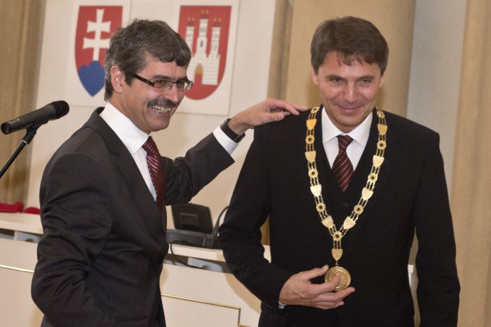 Ilustračný obrázok k článku Nesrovnal si od Ftáčnika prebral nielen úrad, ale aj rovnaký plat