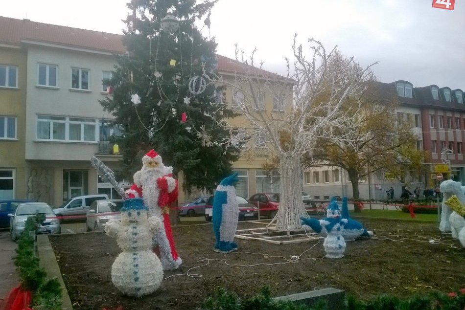 Ilustračný obrázok k článku Zvonček, vločka, či vojačik OBRAZOM: Vianočný stromček zdobia ručne vyrobené ozdoby novozámockých detí