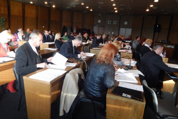 Ilustračný obrázok k článku Aktuálne zo žiarskeho parlamentu: Mesto vyčlenilo na opravy ciest a chodníkov 200 tisíc eur!