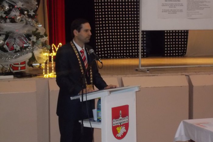 Ilustračný obrázok k článku Rudolf Kusý si zopakoval skladanie slávnostného sľubu. Výška jeho platu búrlivú diskusiu nevyvolala