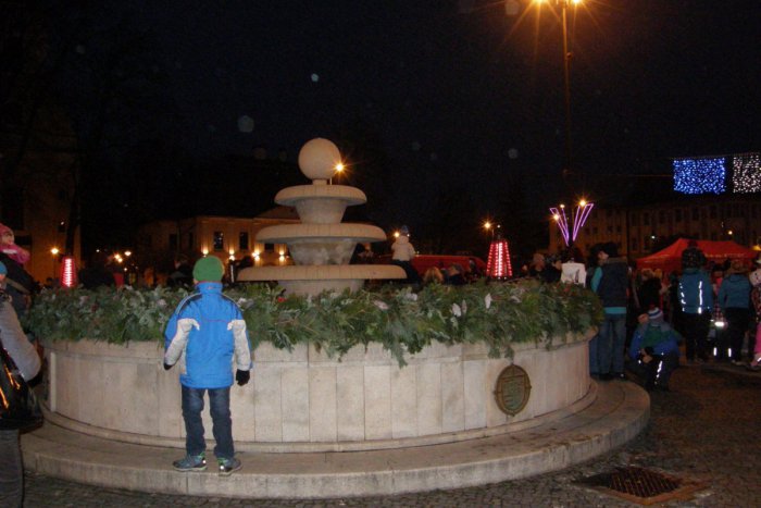 Ilustračný obrázok k článku Tretia nedeľa pri adventnom venci: Brezniansky zbor zaspieva aj pokrstí CD