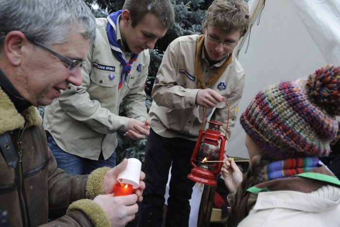 Ilustračný obrázok k článku Betlehemské svetlo budú aj tento rok rozvážať skauti: Kedy dorazí do Moraviec?