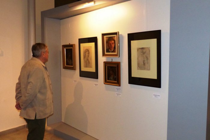 Ilustračný obrázok k článku Vernisáž v TG: Kufor s kresbami Ladislava Mednyánszkeho i diela Ferdinanda Katonu