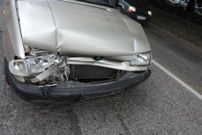 Ilustračný obrázok k článku 19-ročný mladík na opli zišiel z cesty na trávu a narazil do lavičky!