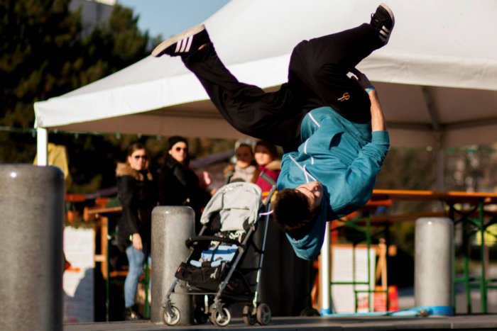 Ilustračný obrázok k článku Rozhovor s nitrianskym parkouristom Martinom Šimorom: Začínalo sa na pieskoviskách, dnes sa točia klipy