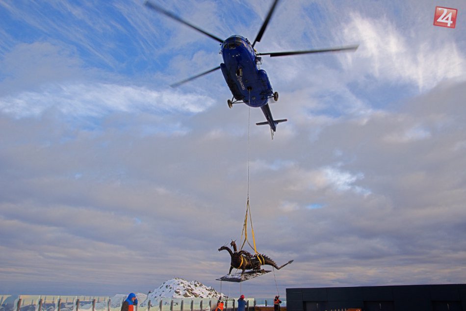 Ilustračný obrázok k článku Ľudia dvíhali hlavy do nebies: Na vrchol Chopku letel 1,5 tonový trojhlavý drak!