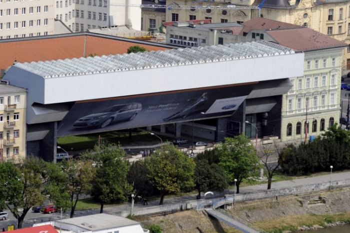 Ilustračný obrázok k článku Zmluva s víťazom na rekonštrukciu SNG podpísaná nie je, problémom je cena