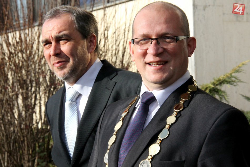 Ilustračný obrázok k článku V stredu pokračuje zasadanie poslancov: Pčola trvá na vyjadrení primátora