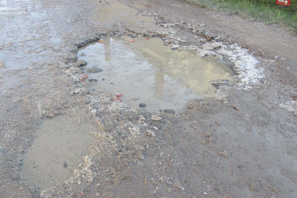 Ilustračný obrázok k článku Desiatky výtlkov a rozbitá cesta: Sása a Dobrá Niva chcú, aby na opravu prispievali aj hasiči a vojaci