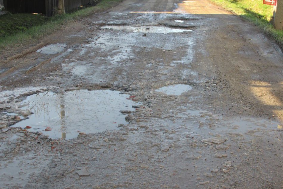 Ilustračný obrázok k článku V Dovalove reklamujú nový povrch vozovky: Cestári musia opraviť zle zrekonštruovaný úsek tamojšej cesty