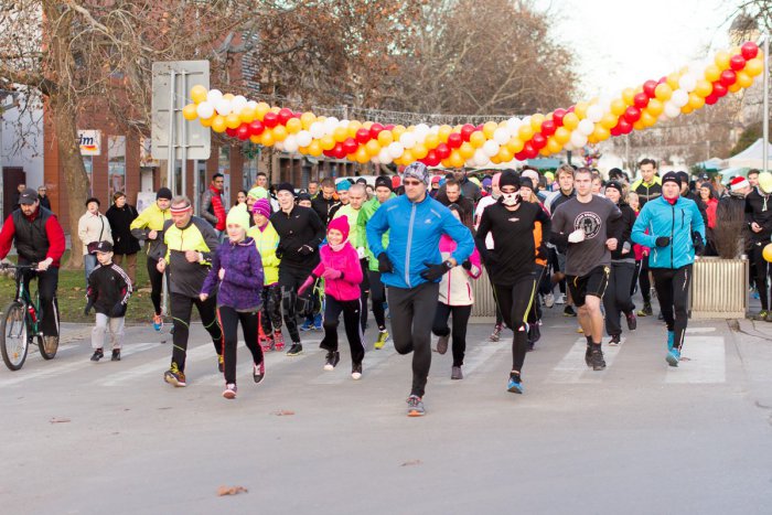 Ilustračný obrázok k článku OBRAZOM: Vianočný beh prilákal desiatky Šaľanov. A štartoval aj Mikuláš!